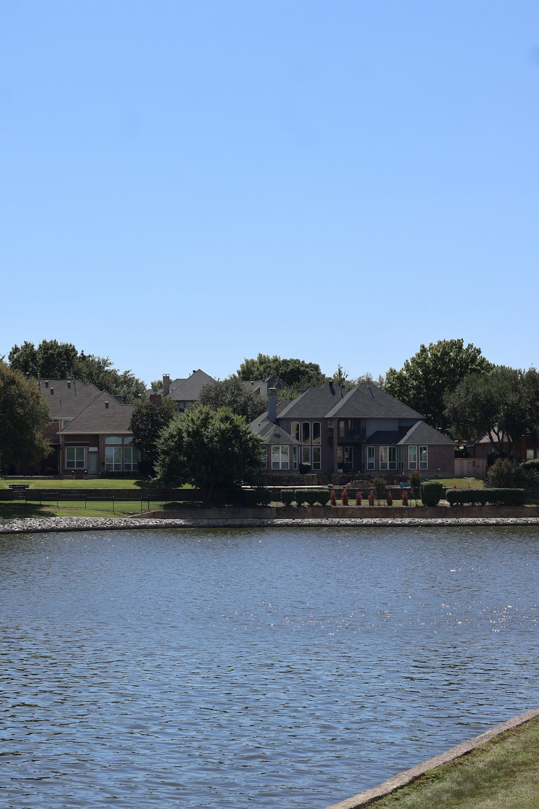 Lake community homes representing homebuyers in Montgomery, Texas